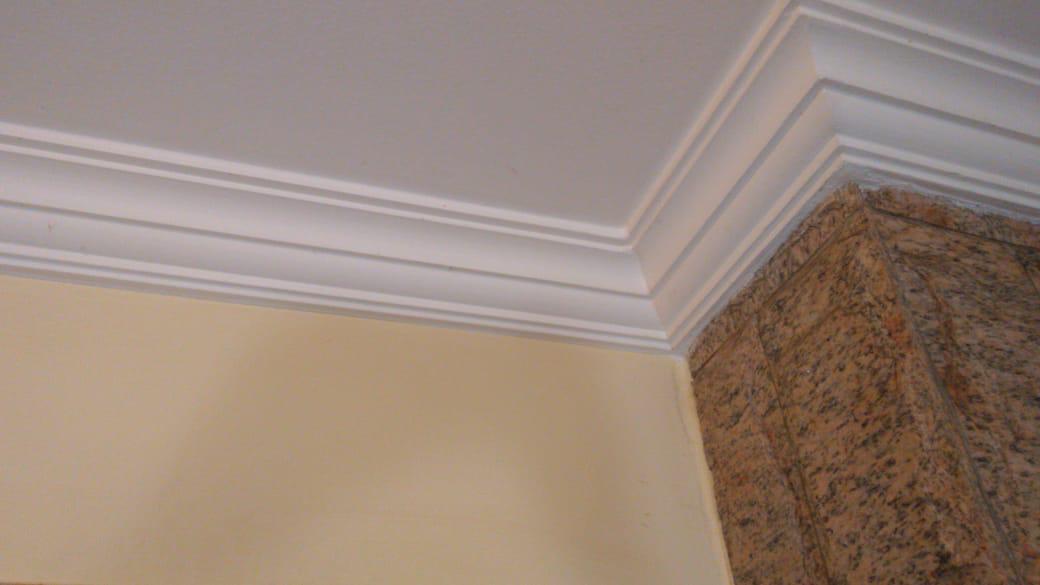 Acabamento interno com sanca de gesso e parede em granito