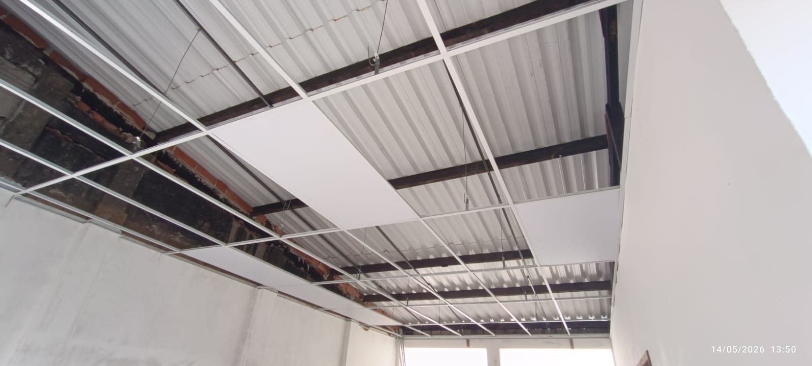 Instalação de forro de drywall com perfis metálicos