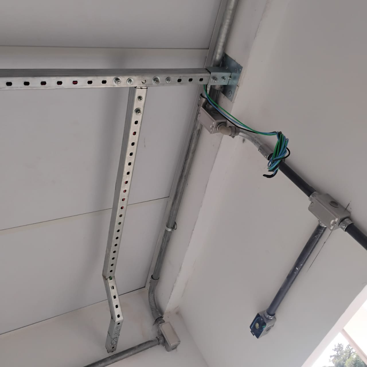 Instalação de infraestrutura elétrica com eletrodutos e fiação