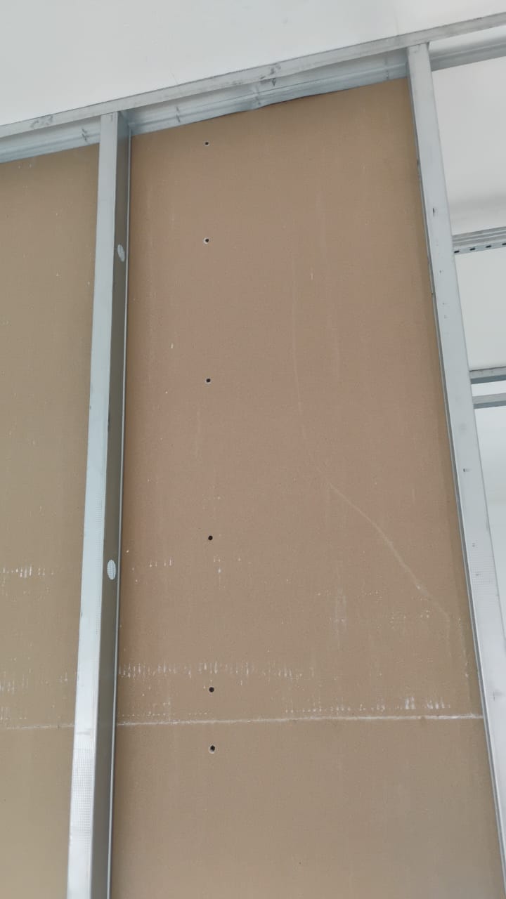 Detalhe de obra em light steel frame com perfil metálico e placa cimentícia